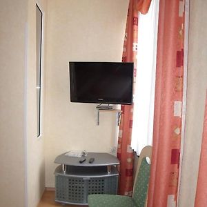 Zimmer mit Kingsize-Bett
